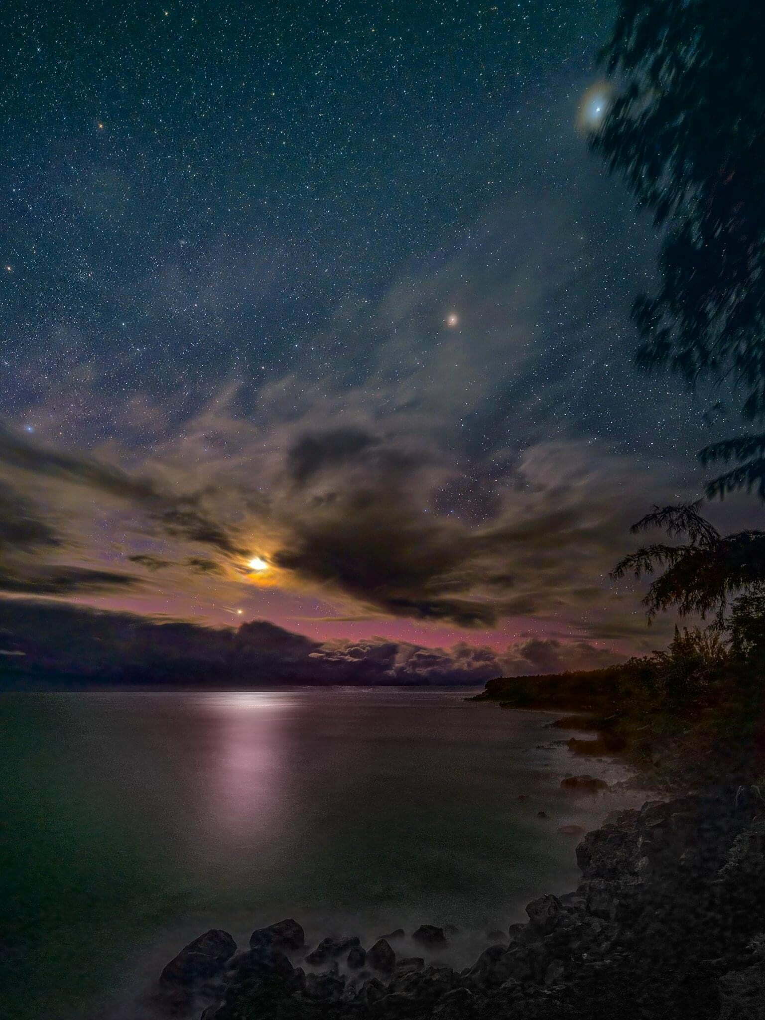 the stars over the ocean in hawaii