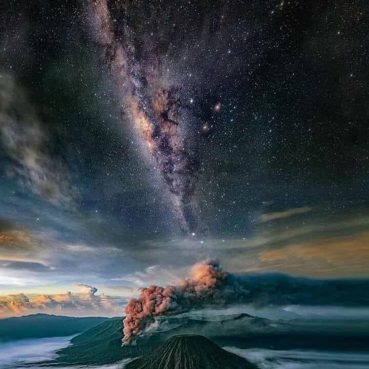 The milky way galaxy over the volcanos of hawaii